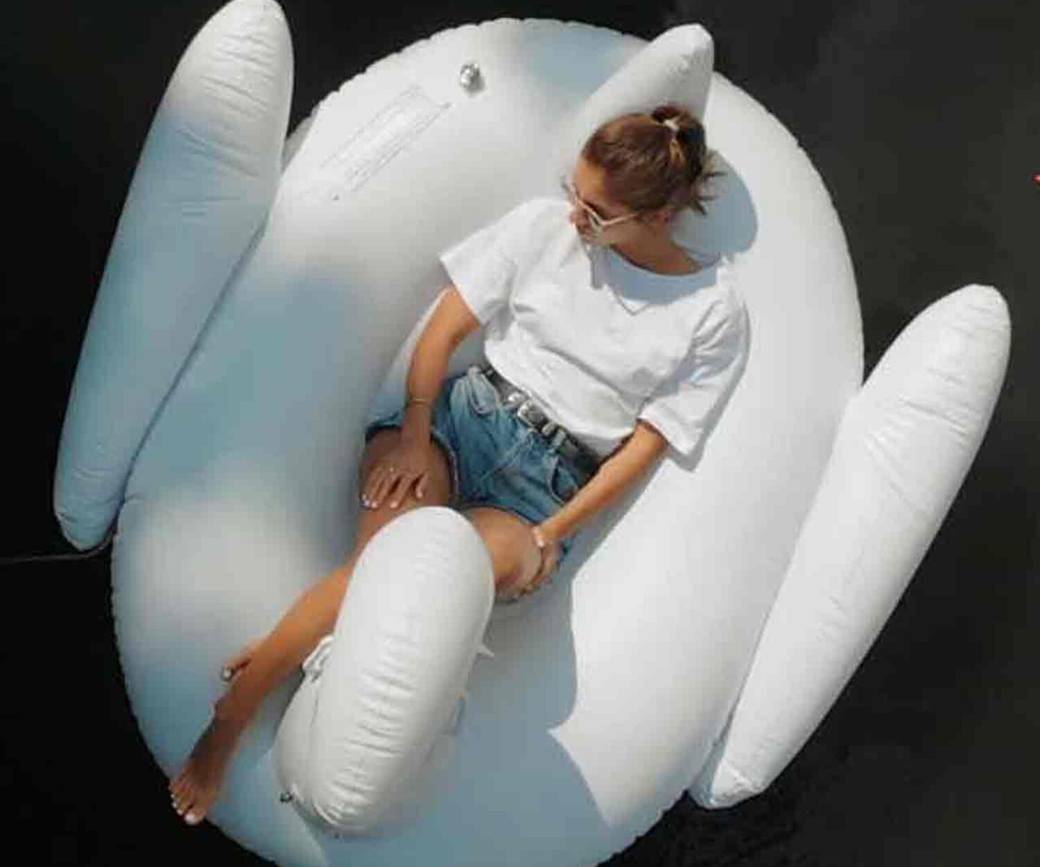 Recruitingvideo Hannover. Eine junge Frau liegt entspannt auf einem aufgeblasenen Schwan und chillt. Titelbild eines von 52° Film produzierten Recruitingvideos für Proventus.