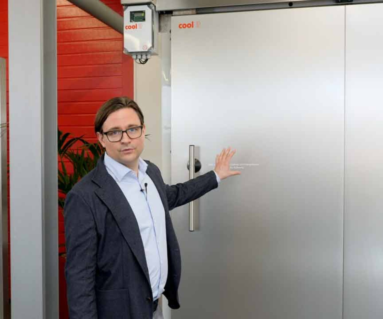 Simon Brandhorst von Cool it steht im Showroom und erklärt die Vorteile einer Cool-it-Tür. Titelbild eines von 52° Film produzierten Produktvideos.
