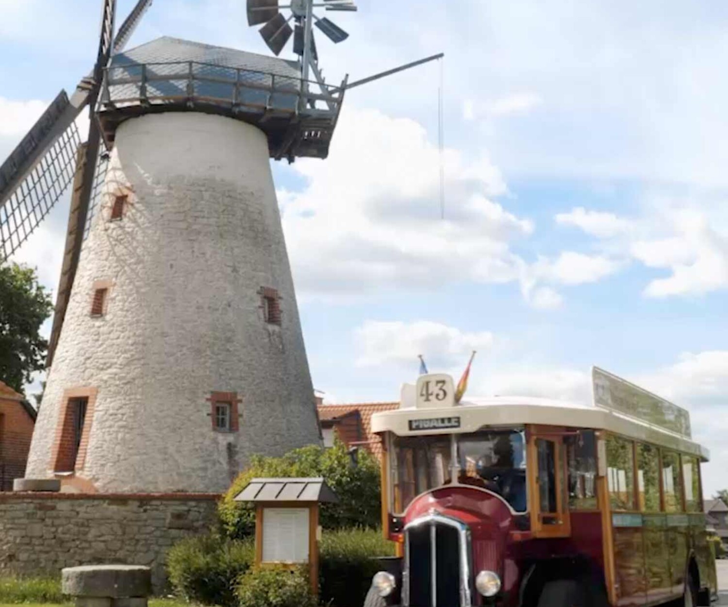 Der Oldtimerbus von Linie43 fährt an einer alten Mühle vorbei. Titelbild eines von 52° Film produzierten Werbefilms.