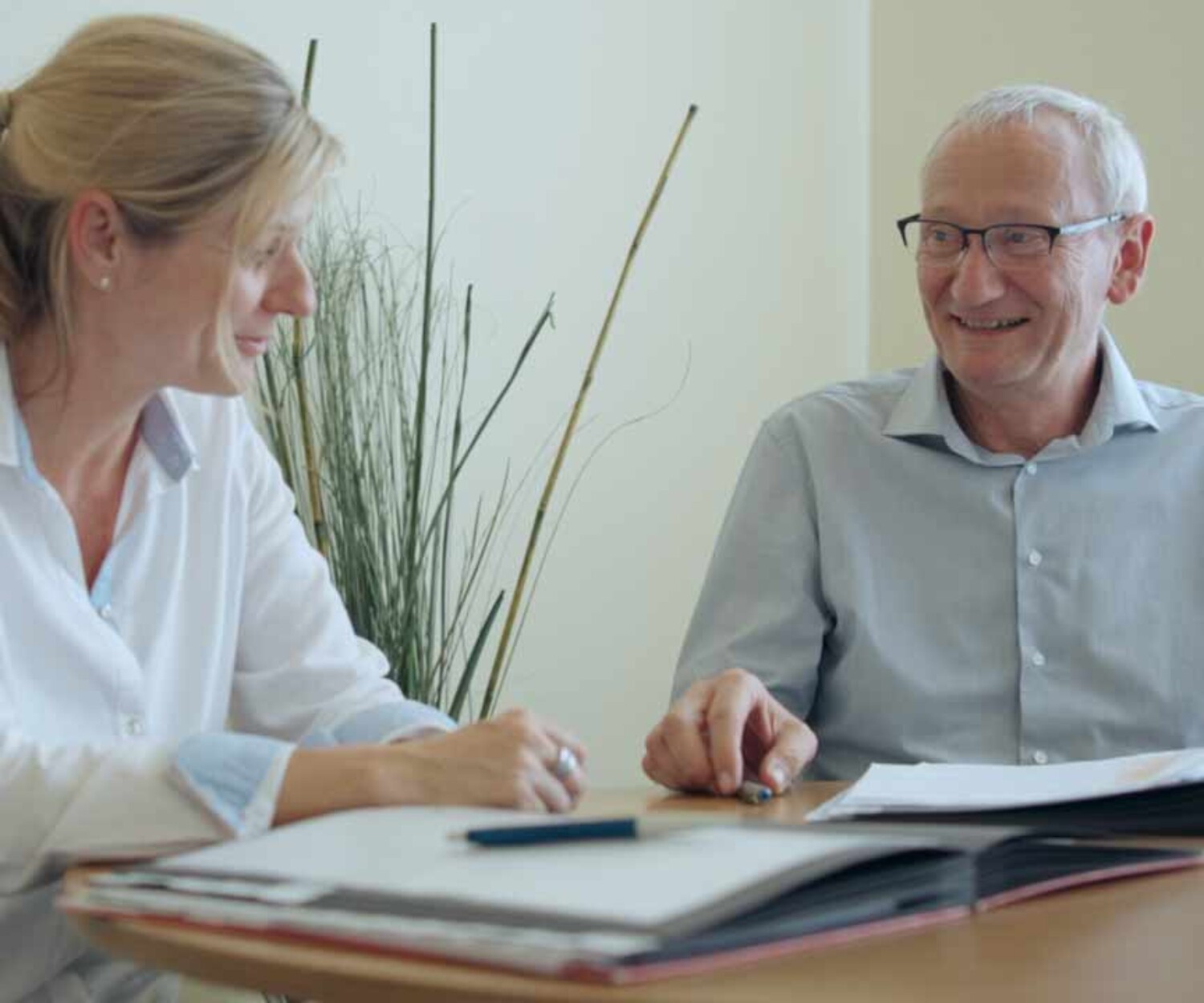 Ulrike Alten und Dirk Weber-Reichwald vom Freundeskreis Betreuungsverein e. V. sitzen im Büro zusammen – Recruitingfilm Hannover, produziert von 52° Film.