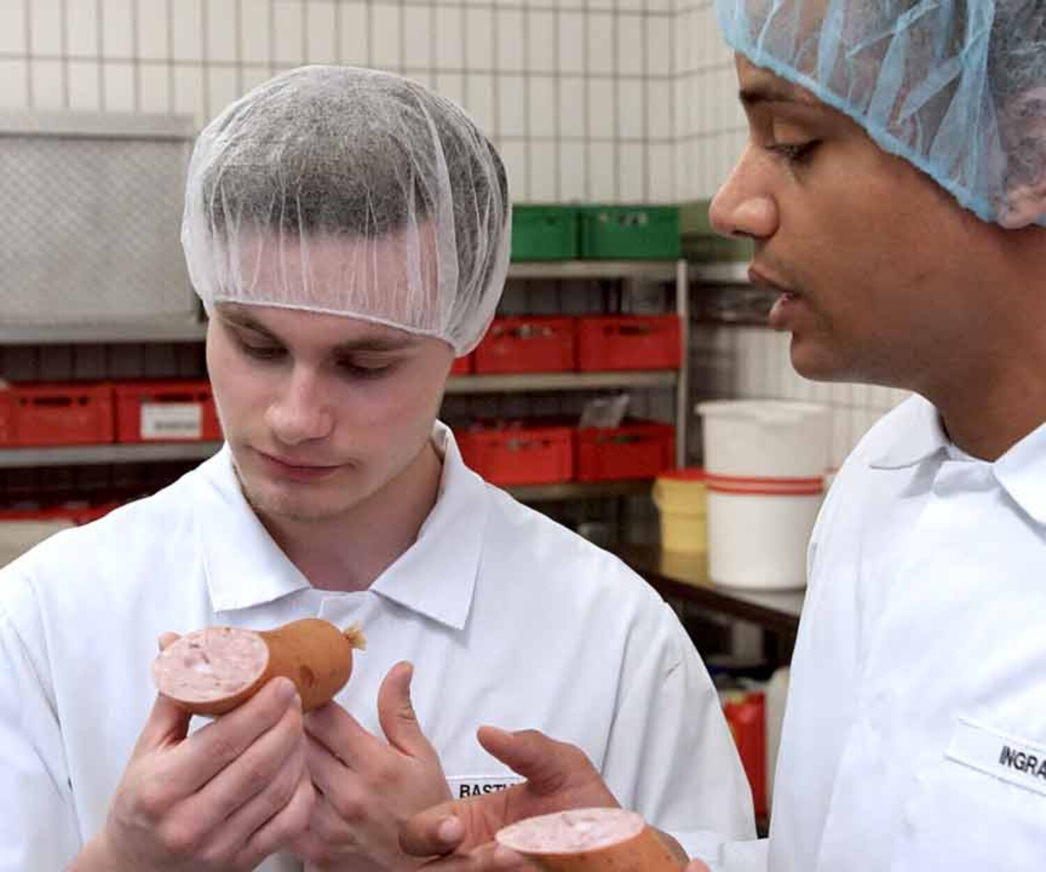 Ein Auszubildender vom Wurst-Basar begutachtet mit dem Ausbildungsleiter die Qualität einer Wurst. Recruitingvideo-Produktion Hannover von 52° Film.