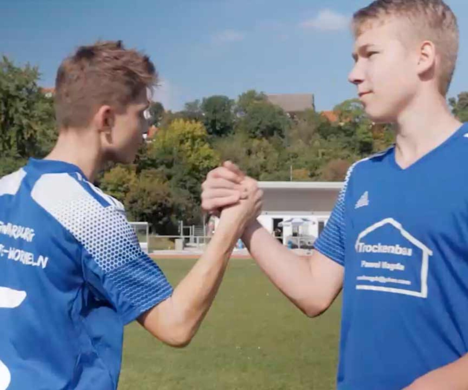 Zwei Sportler des WarburgSV begrüßen sich per Handschlag. Titelbild eines von 52° Film produzierten Werbefilms.