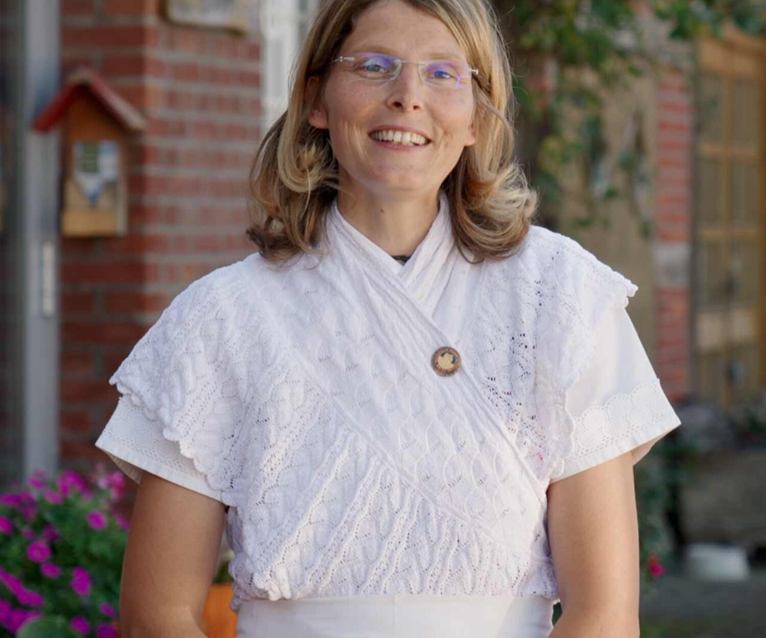 Frau in Schaumburger Tracht auf einem Bauernhof – Videograf Hannover 52° Film für Schaumburg Tourismus, Café Eggelmann.