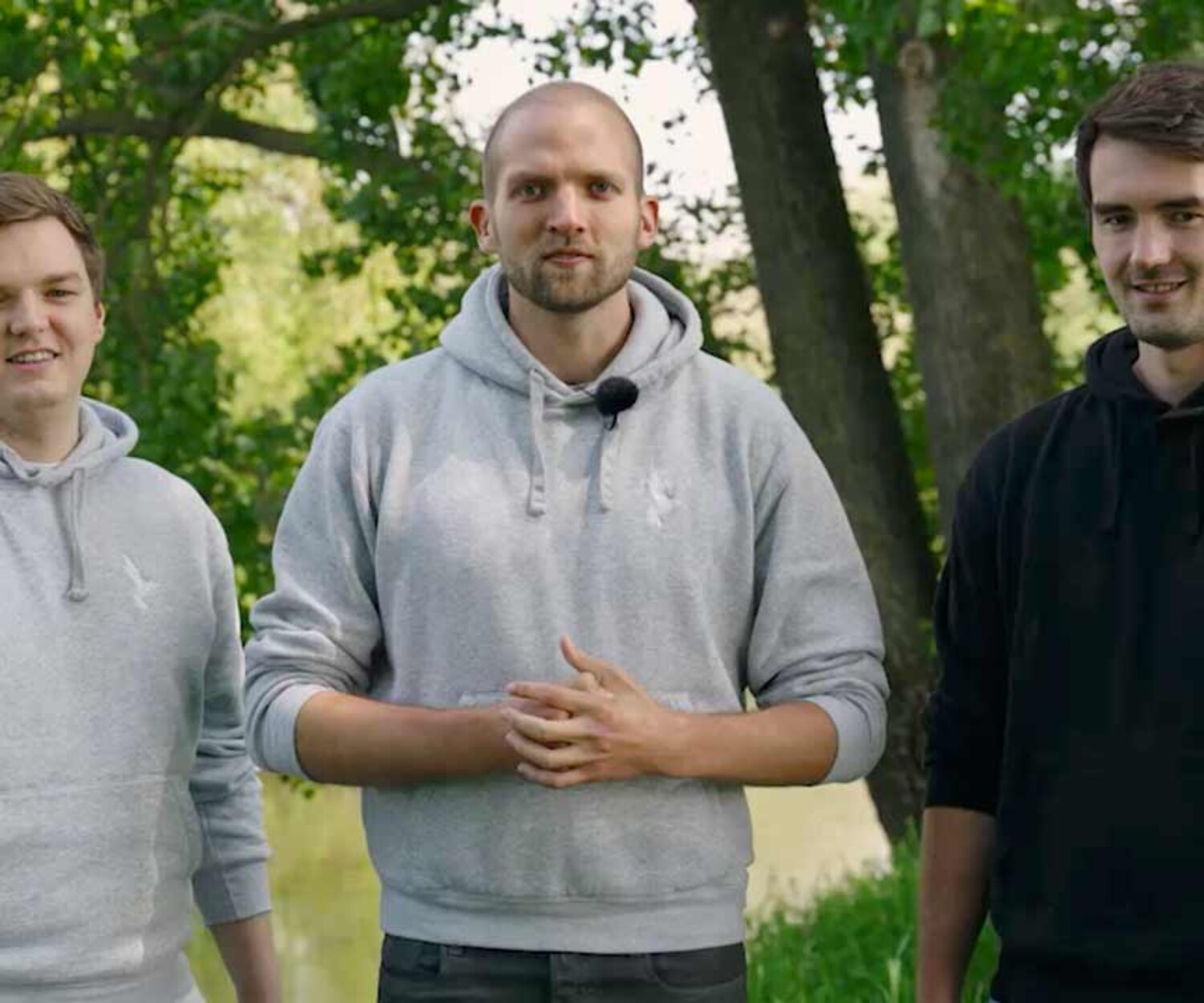 Die Gründer von Papair stehen gemeinsam in der Natur und schauen in die Kamera. Crowdfunding-Video Hannover von 52° Film.