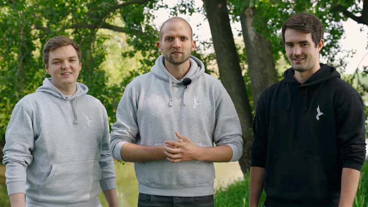 Die Gründer von Papair stehen gemeinsam in der Natur und schauen in die Kamera. Crowdfunding-Video Hannover von 52° Film.