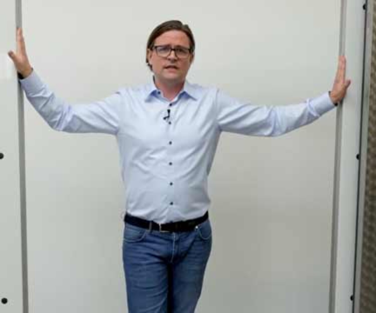 Simon Brandhorst von Cool it steht in der offenen T1 CI Tür und erklärt im Produktvideo Hannover von 52° Film ihre Vorzüge.