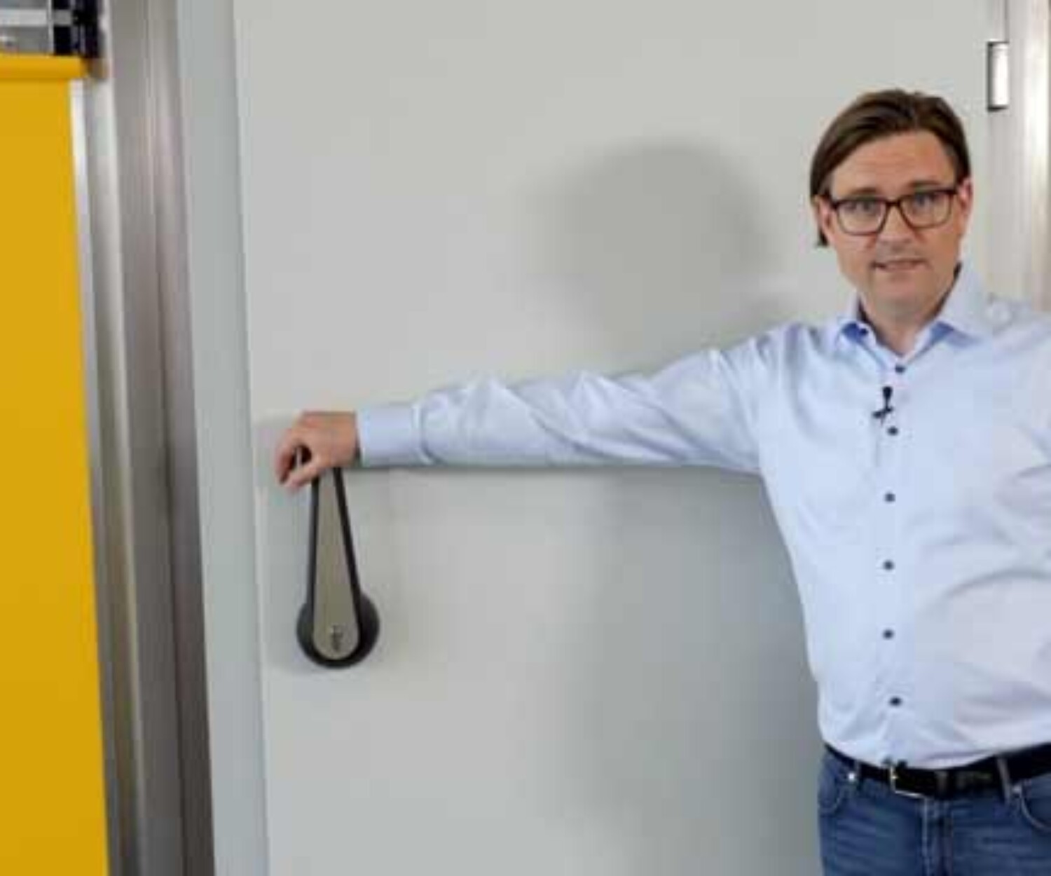 Simon Brandhorst von Cool it erklärt im Produktvideo Hannover von 52° Film die Vorzüge der T3 D12 Kühlhaustür.