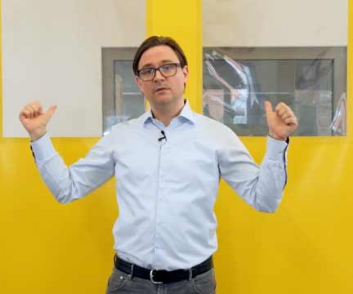 Simon Brandhorst von Cool it erklärt im Produktvideo Hannover von 52° Film die Vorzüge der T1 CI Kühlhaustür.