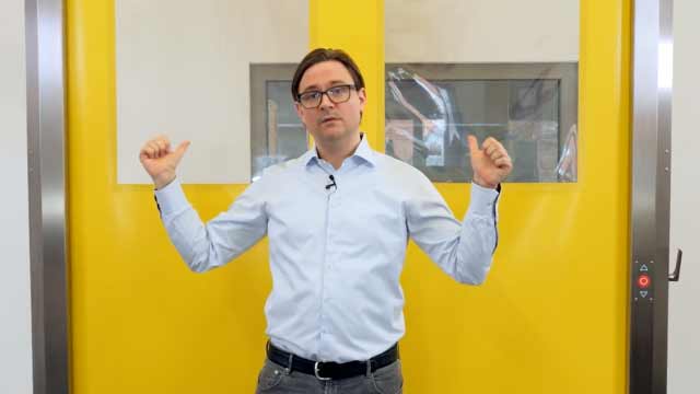 Simon Brandhorst von Cool it erklärt im Produktvideo Hannover von 52° Film die Vorzüge der T1 CI Kühlhaustür.