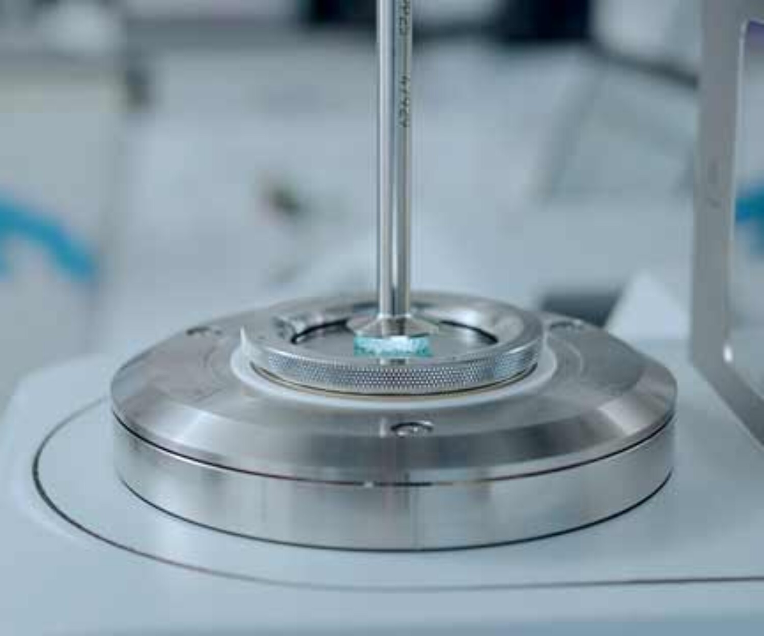 Nahaufnahme des Anton Paar Cora 5001 Rheometers bei der Messung – Titelbild des Produktvideo Hannover von 52° Film für Anton Paar.